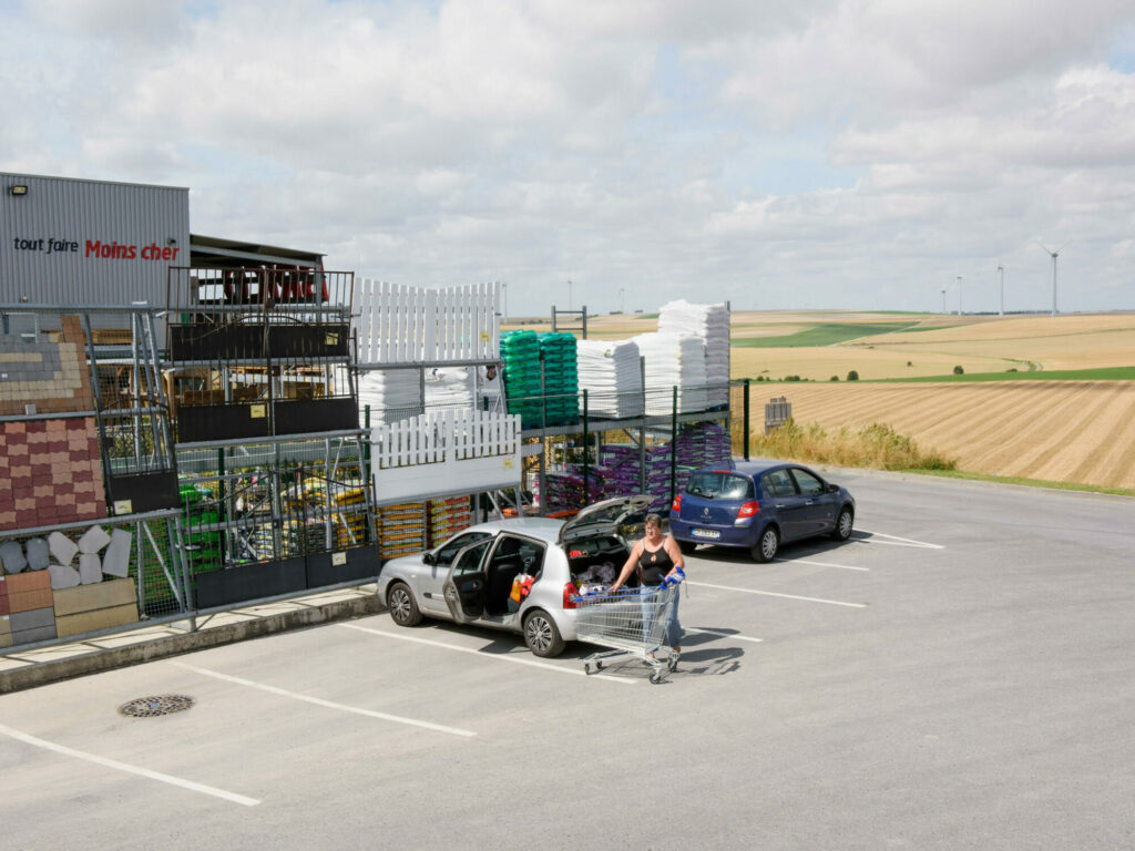 “Mission photographique Grand Est” – Rethel, Ardennes, août 2019. Zone d’activité commerciale, supermarché low cost et culture en openfield de blé, orge et betteraves sur le plus grand parc éolien terrestre de France. © Bertrand Stofelth